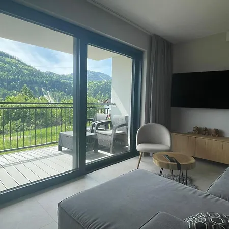 Tosia Z Widokiem Na Góry I Garażem