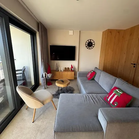 Tosia Z Widokiem Na Gory I Garazem